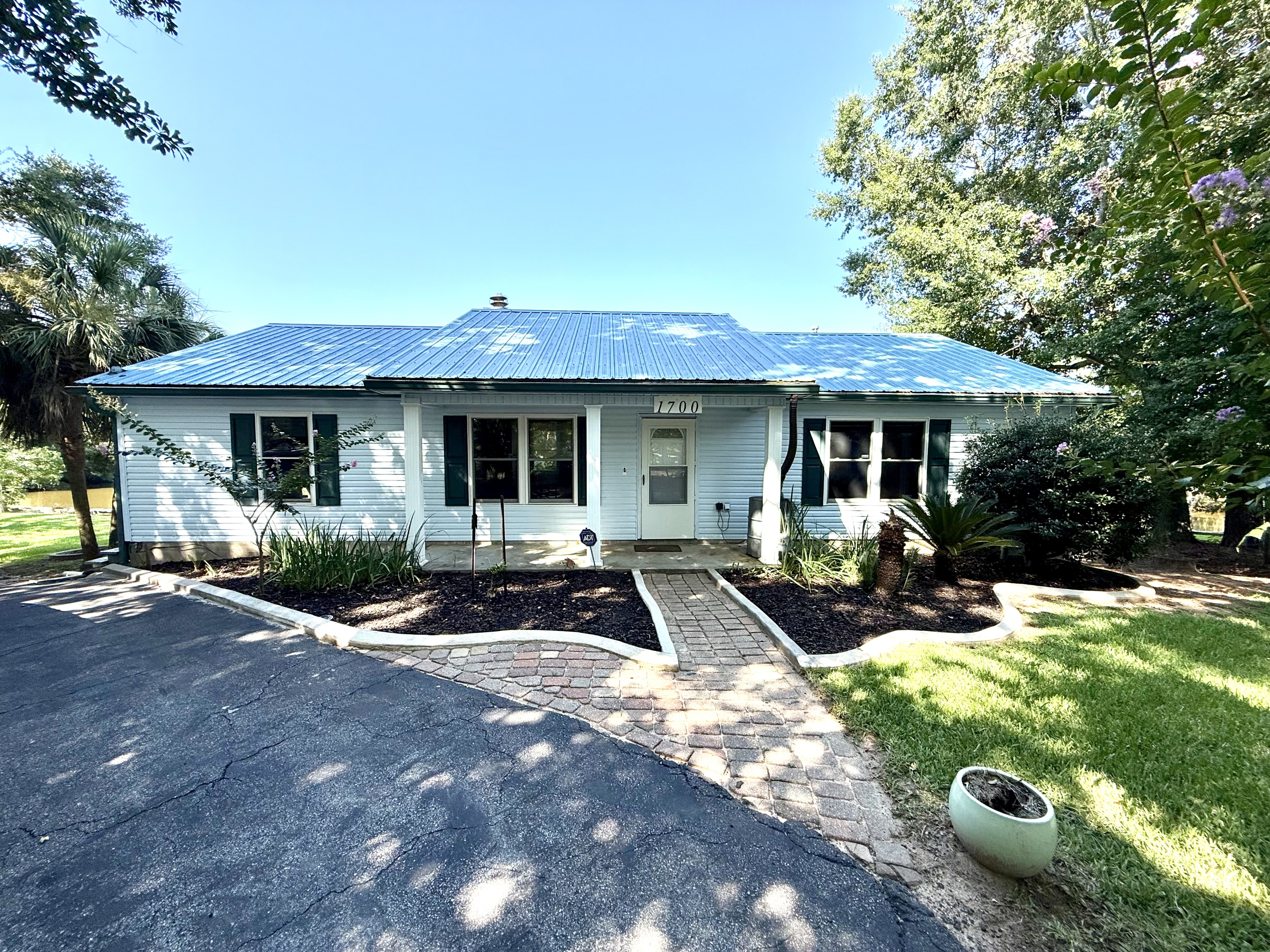 1700 Lucina Cove